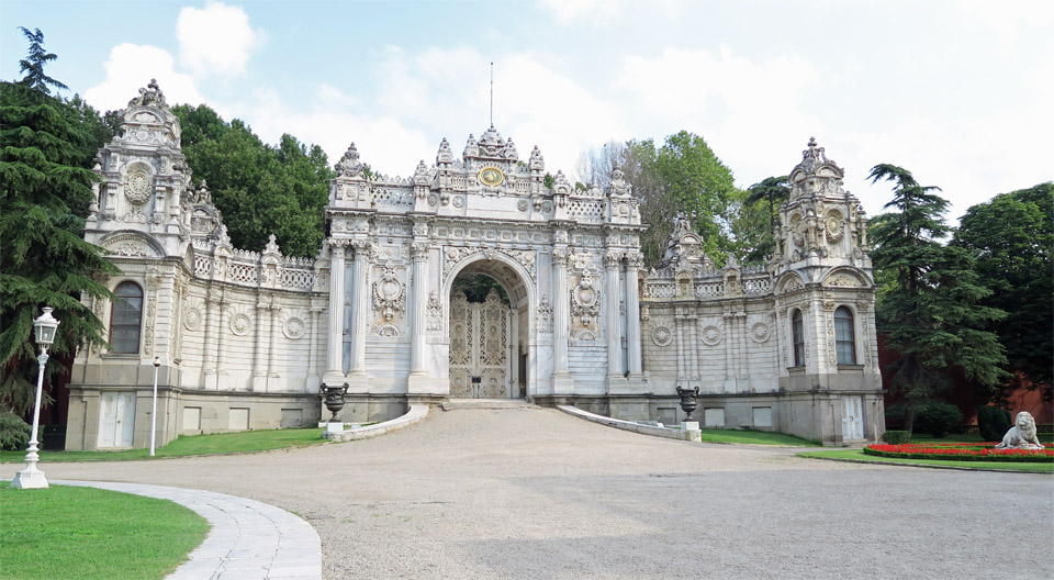 ドルマバフチェ宮殿横の門